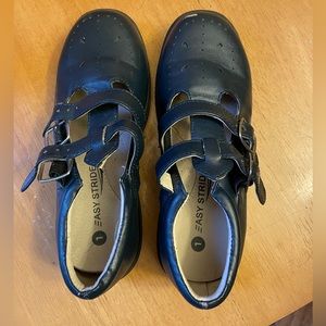 Girls size 1 dress shoes.  Brand easy strider. Navy blue.